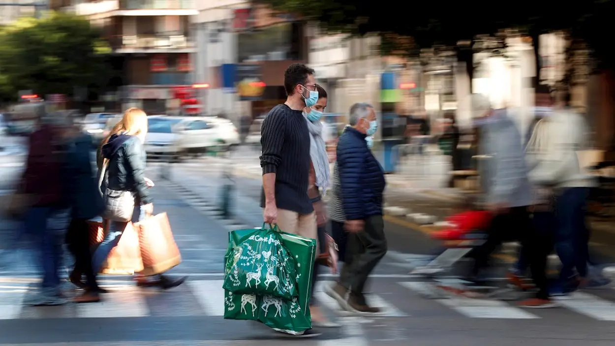 Título: La confianza del consumidor cae levemente en agosto ante las peores expectativas Título: La confianza del consumidor cae levemente en agosto ante las peores expectativas