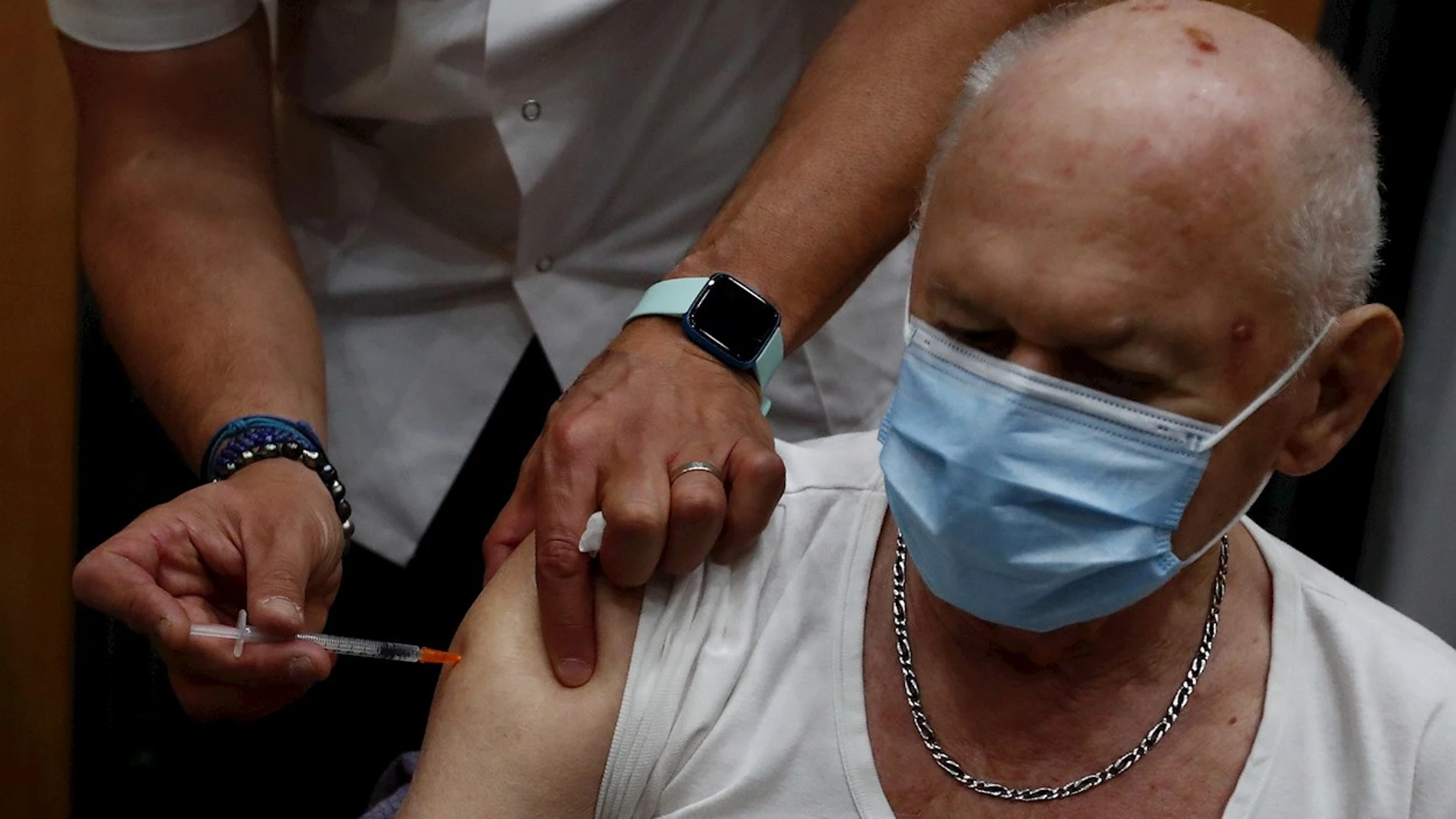 Un hombre recibe una dosis de la vacuna contra el coronavirus Un hombre recibe una dosis de la vacuna contra el coronavirus