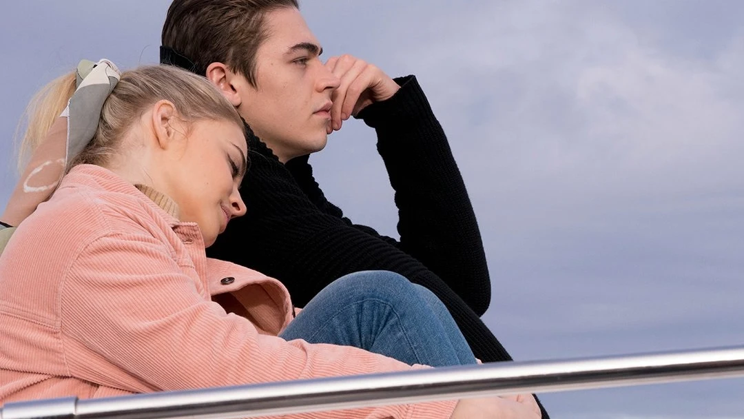 Josephine Langford y Hero Fiennes Tiffin en 'After. Almas perdidas'