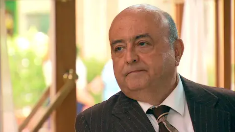 Don Germán aparece en la Plaza de los Frutos intimidando a Marcelino Don Germán aparece en la Plaza de los Frutos intimidando a Marcelino