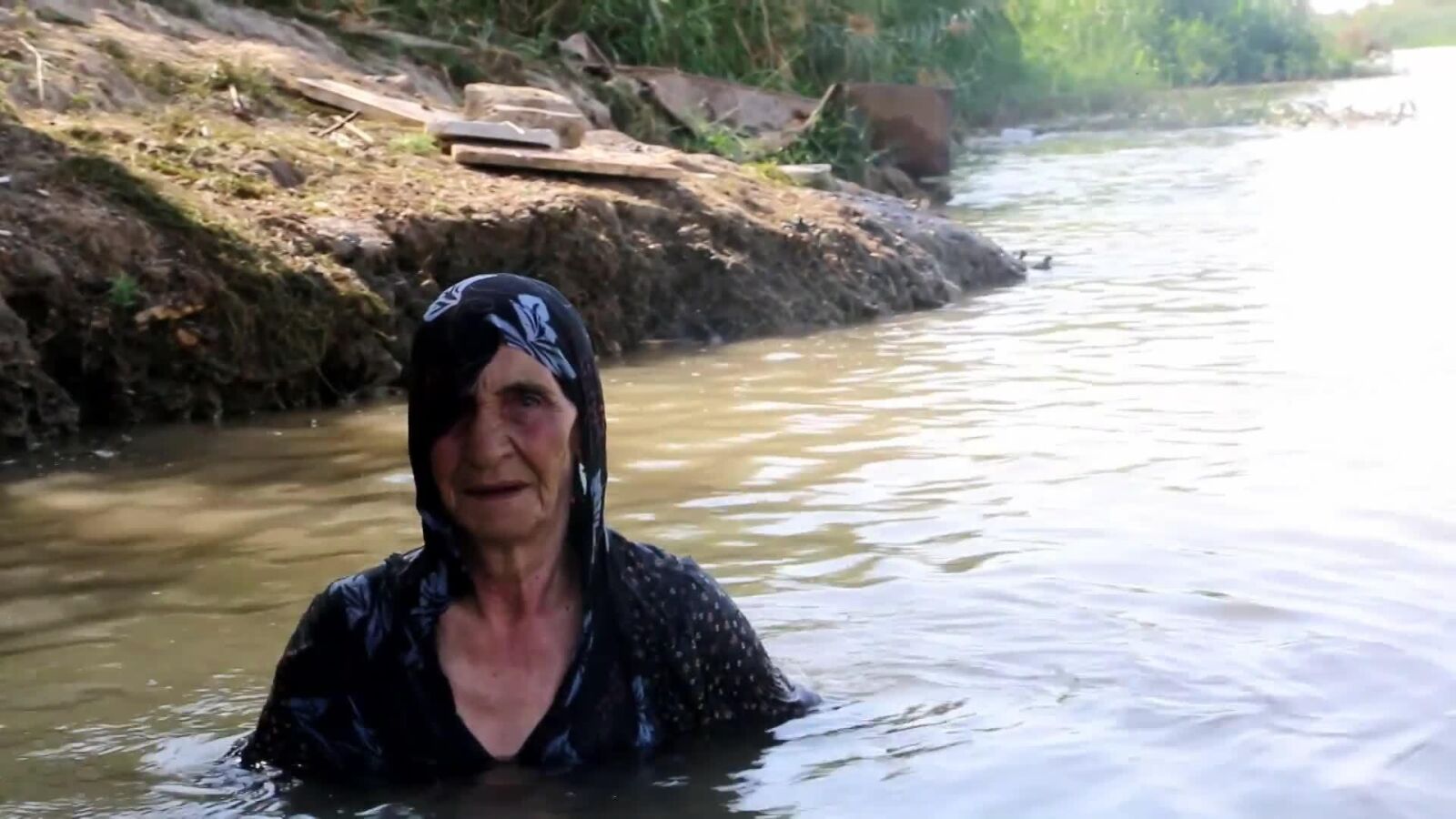 Attia, la nadadora siria de 85 años que muestra su habilidad cruzando el río Éufrates