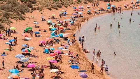 Turistas en la playa Turistas en la playa