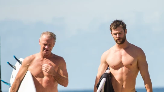 Chris Hemsworth y su padre, Craig, surfeando Chris Hemsworth y su padre, Craig, surfeando