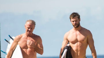 Chris Hemsworth y su padre, Craig, surfeando