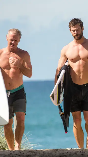 Chris Hemsworth y su padre, Craig, surfeando Chris Hemsworth y su padre, Craig, surfeando