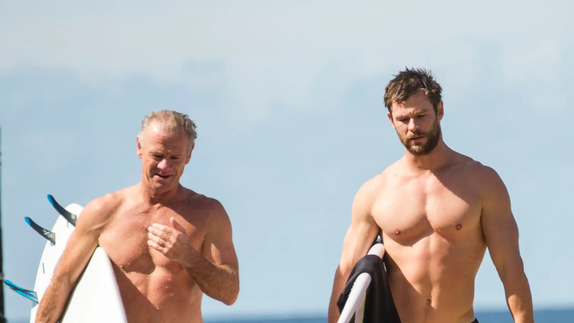 Chris Hemsworth y su padre, Craig, surfeando