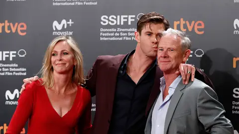 Chris Hemsworth con su madre y su padre Chris Hemsworth con su madre y su padre