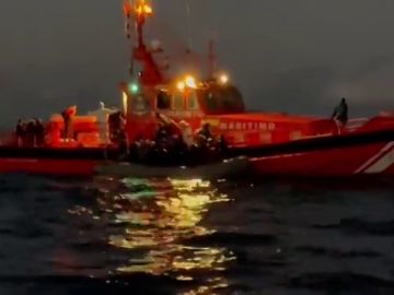 Llantos y gritos en medio de la oscuridad: así ha sido el rescate de una patera con tres niños a bordo al sur de Fuerteventura