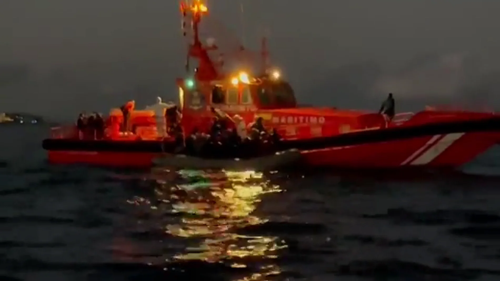 Llantos y gritos en medio de la oscuridad: así ha sido el rescate de una patera con tres niños a bordo al sur de Fuerteventura