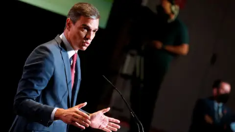 Pedro Sánchez anuncia la subida "inmediata" del salario mínimo interprofesional Pedro Sánchez anuncia la subida "inmediata" del salario mínimo interprofesional