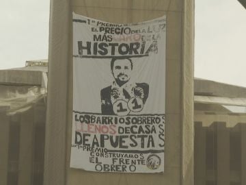 Pancarta en Málaga contra Alberto Garzón para criticar al ministro por el precio de la luz y las casas de apuestas