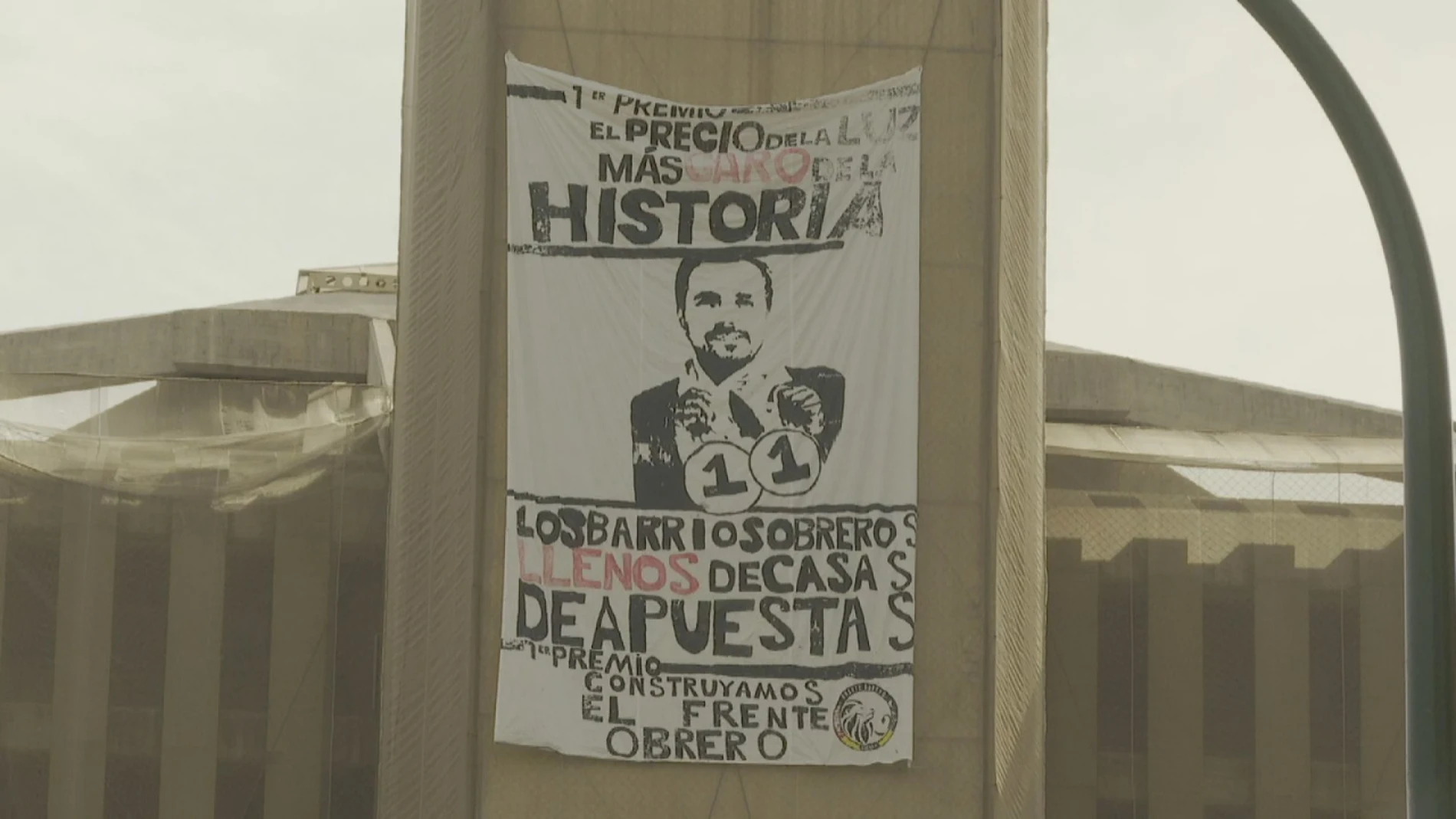 Pancarta en Málaga contra Alberto Garzón para criticar al ministro por el precio de la luz y las casas de apuestas