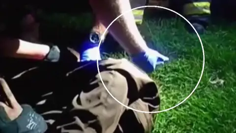 Acusados de homicidio los tres agentes que inyectaron un sedante que provocó la muerte a un joven negro en Colorado Acusados de homicidio los tres agentes que inyectaron un sedante que provocó la muerte a un joven negro en Colorado