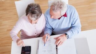 Dos mayores calculando su pensi&oacute;n