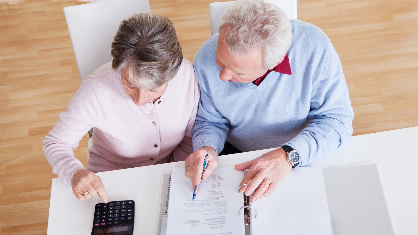 Dos mayores calculando su pensi&oacute;n