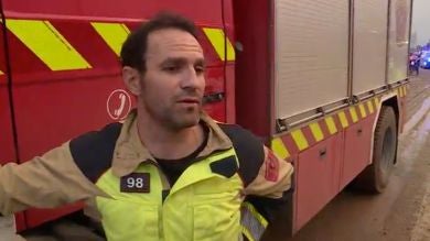El bombero que rescató al niño atrapado en un coche sepultado por las inundaciones en Toledo: 