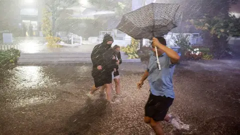 Personas caminan en Nueva York el 1 de septiembre de 2021. Personas caminan en Nueva York el 1 de septiembre de 2021.