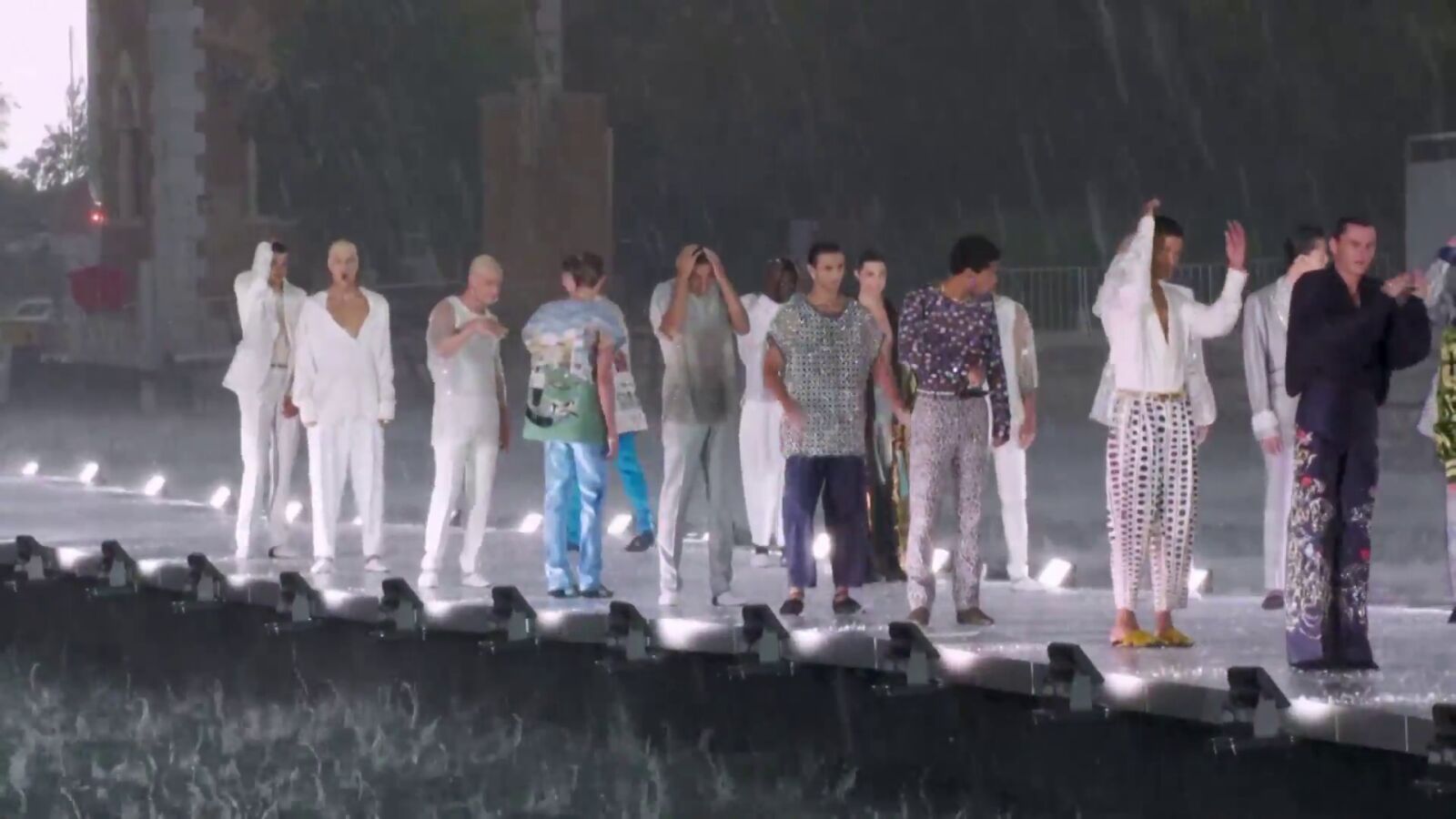 Una tormenta de granizo sorprende en el último desfile de Dolce & Gabbana en Venecia