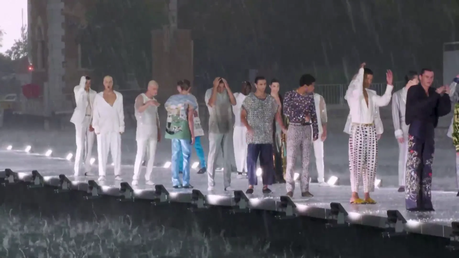Una tormenta de granizo sorprende el último desfile de Dolce & Gabbana en Venecia Una tormenta de granizo sorprende el último desfile de Dolce & Gabbana en Venecia