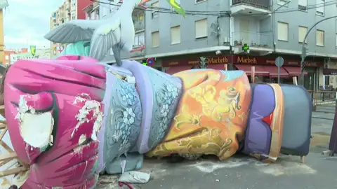 El momento en el que un falla se desploma por el viento y las lluvias de la DANA El momento en el que un falla se desploma por el viento y las lluvias de la DANA