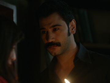 El momento más dulce entre Yilmaz y Müjgan: un beso a la luz de las velas