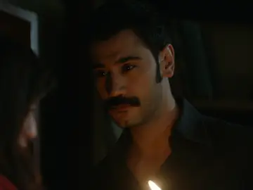 El momento más dulce entre Yilmaz y Müjgan: un beso a la luz de las velas El momento más dulce entre Yilmaz y Müjgan: un beso a la luz de las velas