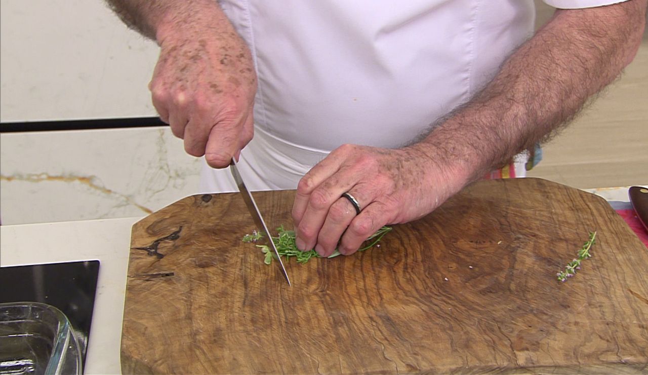 Karlos Arguiñano te muestra a cómo darle un toque especial a las patatas asadas