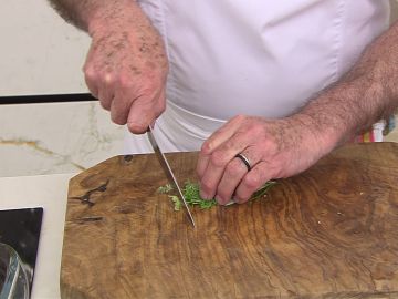 Karlos Argui&ntilde;ano te muestra a c&oacute;mo darle un toque especial a las patatas asadas