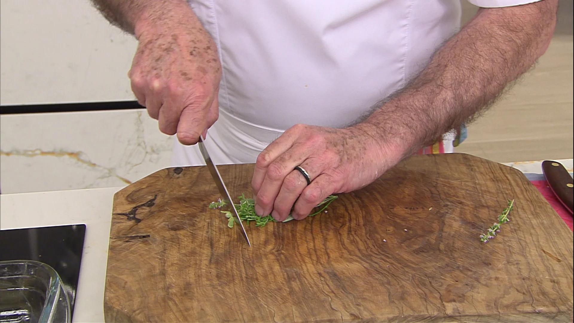 Karlos Arguiñano te muestra a cómo darle un toque especial a las patatas asadas Karlos Arguiñano te muestra a cómo darle un toque especial a las patatas asadas