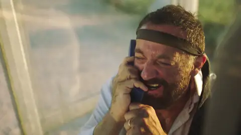 Mariano, una cabina en un descampado y la momia de Franco: ¡ha conseguido escapar! Mariano, una cabina en un descampado y la momia de Franco: ¡ha conseguido escapar!