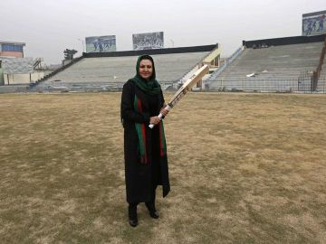 La fundadora del equipo nacional femenino de Afganistán de criquet, la afgana Diana Barakzai