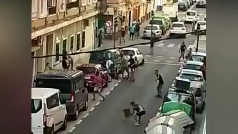 9 detenidos y 3 heridos tras una pelea multitudinaria en el barrio de Orriols, en Valencia 9 detenidos y 3 heridos tras una pelea multitudinaria en el barrio de Orriols, en Valencia