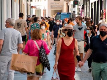 España baja a riesgo medio de coronavirus por primera vez en más de 2 meses