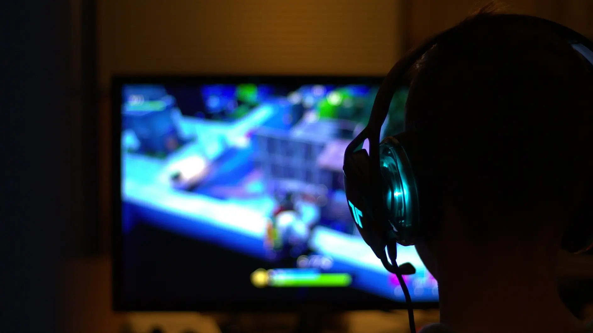 Joven jugando a videojuegos Joven jugando a videojuegos