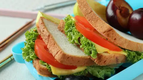 Fiambrera con sándwich y fruta Fiambrera con sándwich y fruta