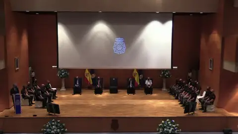 Fernando Grande-Marlaska, emocionado en el homenaje a los agentes destinados en Kabul: "Sois héroes" Fernando Grande-Marlaska, emocionado en el homenaje a los agentes destinados en Kabul: "Sois héroes"