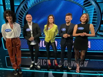 El equipo de ‘Física o química’ tiene clara sus cualidades en ‘Family Feud’: “Tenemos más química, ellos solo bailan” El equipo de ‘Física o química’ tiene clara sus cualidades en ‘Family Feud’: “Tenemos más química, ellos solo bailan”