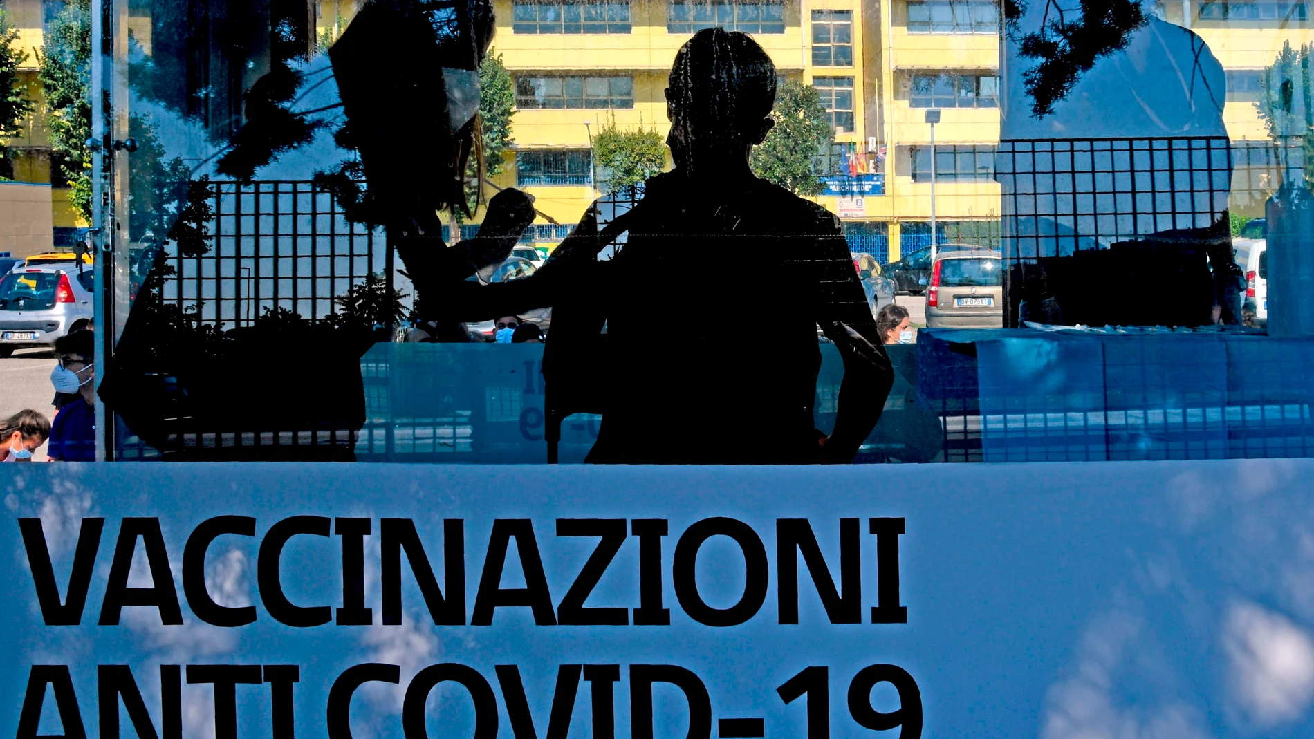 Italia castiga sin empleo y sueldo a cientos de sanitarios por no vacunarse