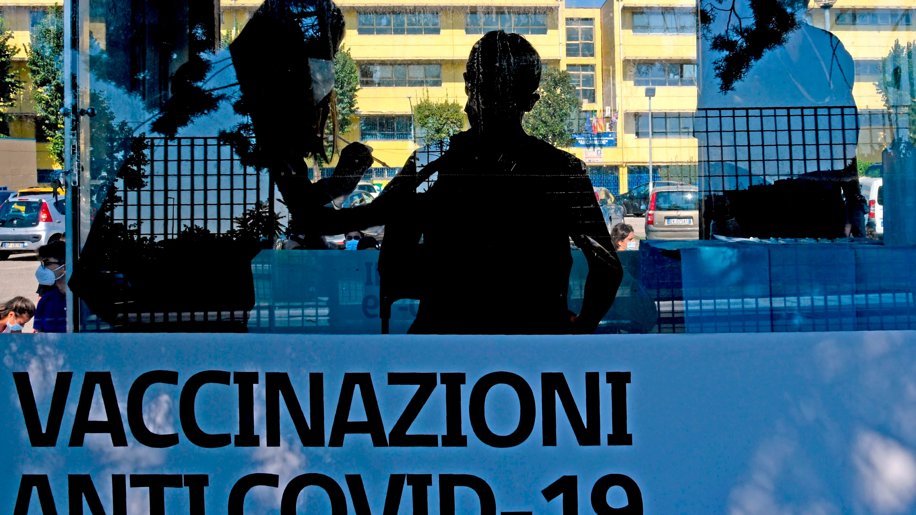 Italia castiga sin empleo y sueldo a cientos de sanitarios por no vacunarse Italia castiga sin empleo y sueldo a cientos de sanitarios por no vacunarse