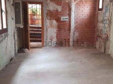 Zulos, pisos sin ventanas o llenos de moho: el reto de encontrar un piso en Idealista