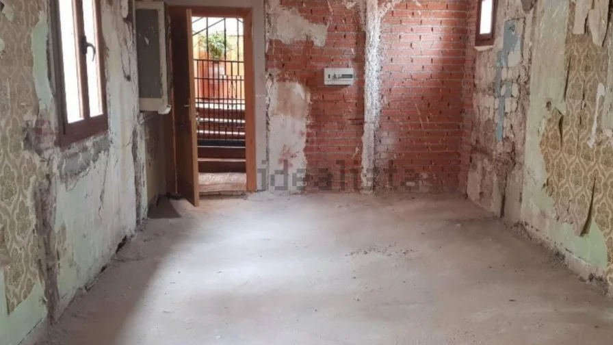 Zulos, pisos sin ventanas o llenos de moho: el reto de encontrar un piso en Idealista