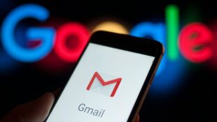 Imagen de la aplicaci&oacute;n de Gmail en un tel&eacute;fono m&oacute;vil