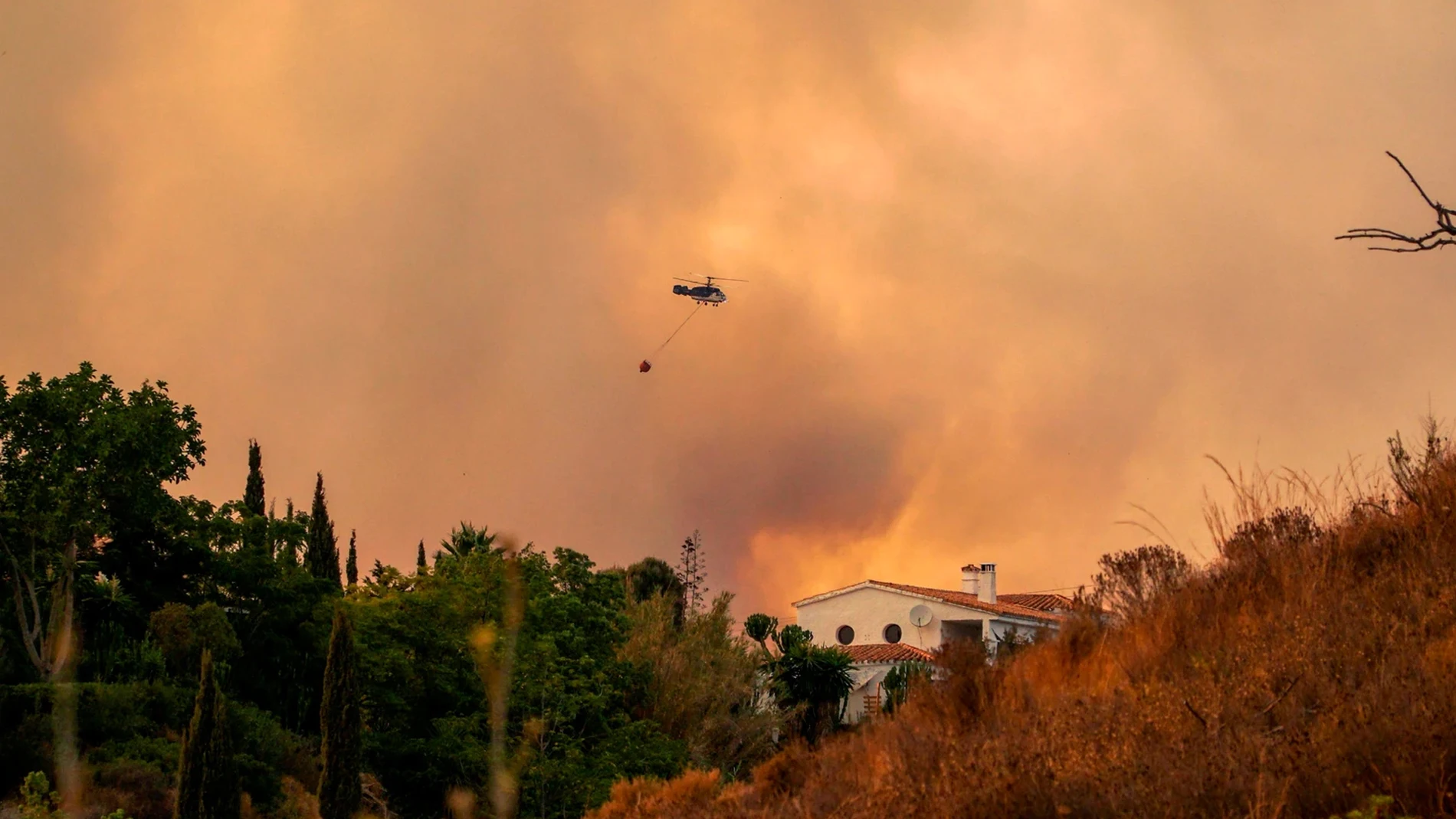 A3 Noticias 2 (10-09-21) El incendio en Sierra Bermeja, Málaga, sigue descontrolado y hay 1.000 desalojados