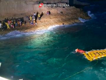 La Guardia Costera italiana rescata a 125 migrantes en Lampedusa