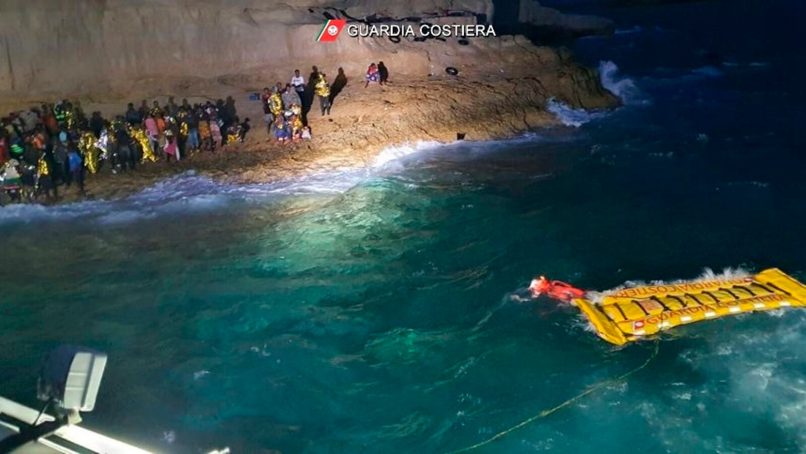 La Guardia Costera italiana rescata a 125 migrantes en un acantilado en Lampedusa