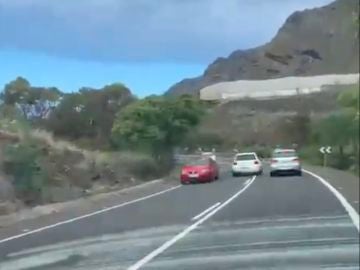 Investigan al conductor de un temerario adelantamiento en Tenerife