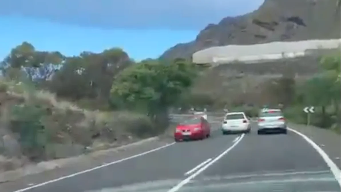 Investigan al conductor de un temerario adelantamiento en Tenerife Investigan al conductor de un temerario adelantamiento en Tenerife