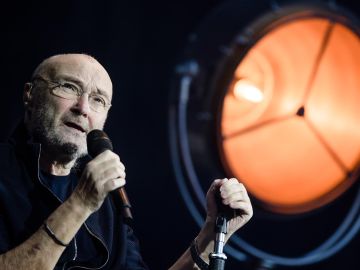 Phil Collins vuelve a actuar aunque apenas puede sostener las baquetas