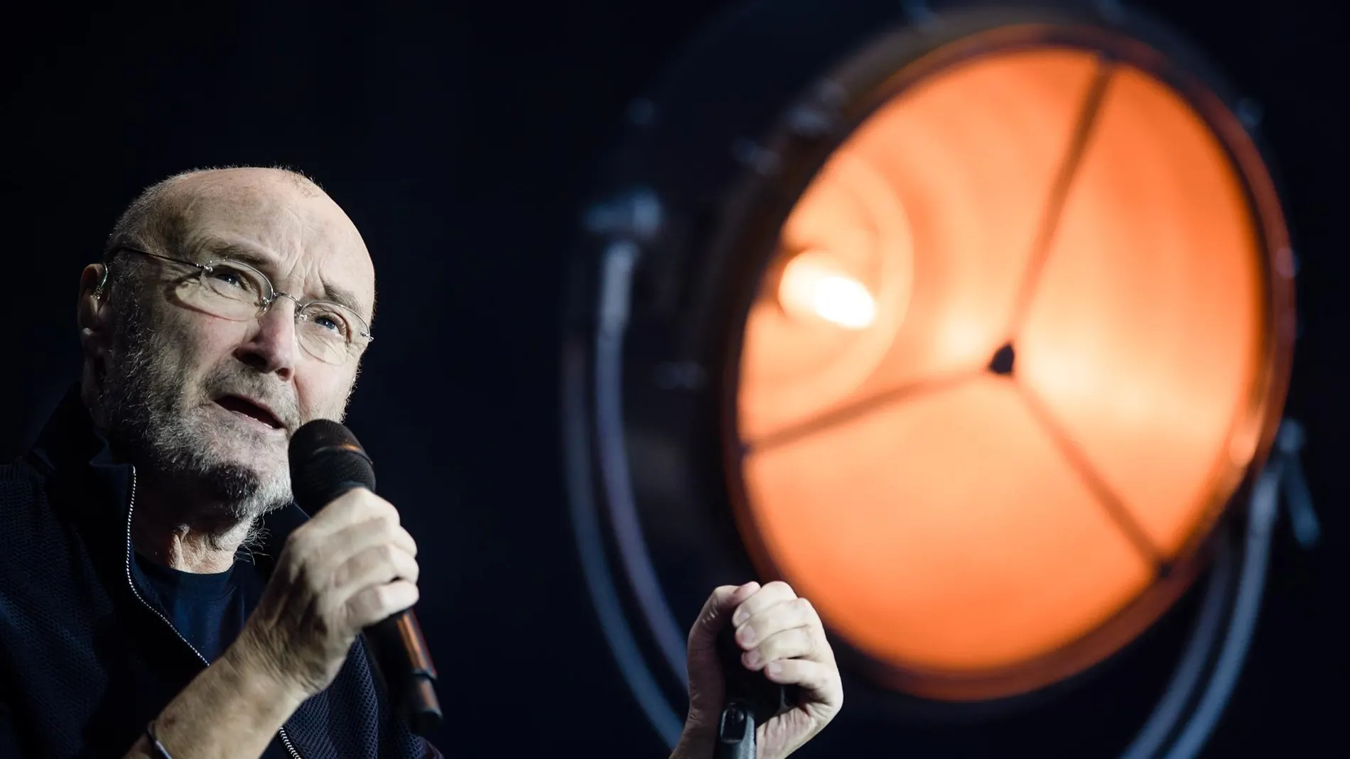 Phil Collins vuelve a actuar aunque apenas puede sostener las baquetas