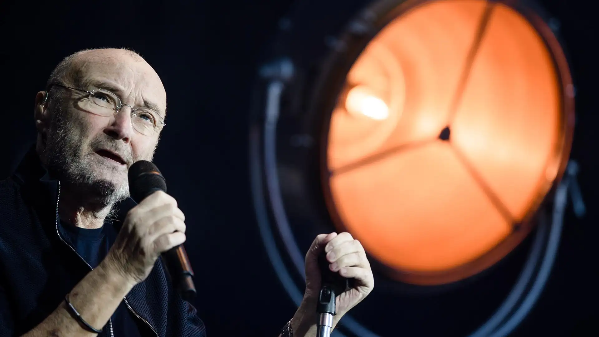 Phil Collins vuelve a actuar aunque apenas puede sostener las baquetas Phil Collins vuelve a actuar aunque apenas puede sostener las baquetas